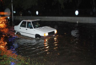 Manisa'yı Fırtına ve Yağış Vurdu
