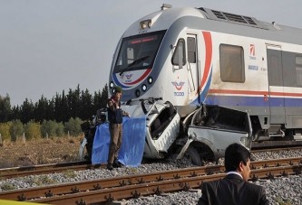 Mersin'de tren pikabı biçti: 2 ölü