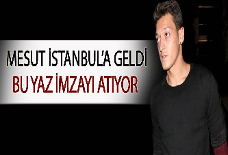 Mesut Özil imzayı atıyor