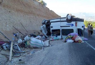 Minibüs şarampole yuvarlandı: 2 ölü, 9 yaralı