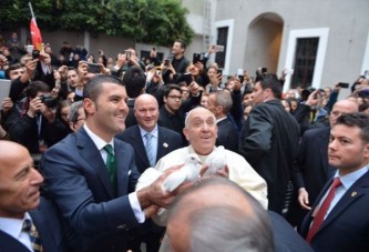 Mustafa Sarıgül'ün oğlu Emir Sarıgül Papa'yla buluştu