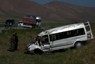 Öğrenci servisi tırla çarpıştı: 2 ölü, 12 yaralı