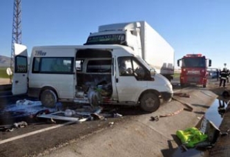 Öğrenci servisine TIR çarptı