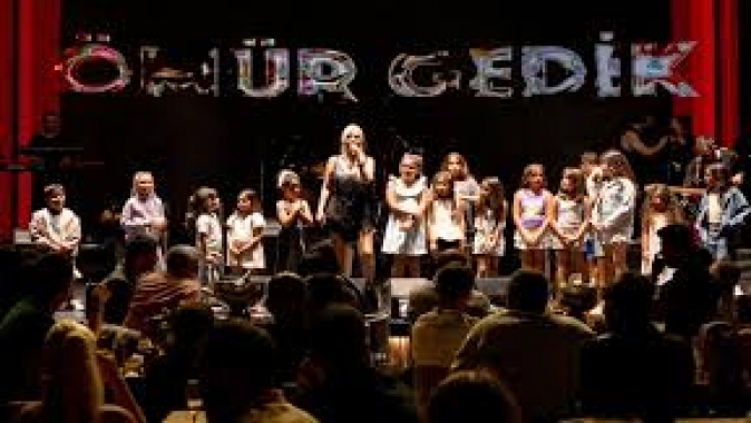 Ömür Gedik’in Bodrum sürprizi Çocukları sahneye aldı