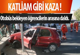 Otomobil Durakta Bekleyen Öğrencilerin Arasına Daldı: 14 Yaralı