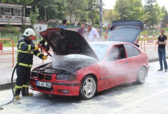 Otomobilleri yanan genç kız gözyaşlarına boğuldu