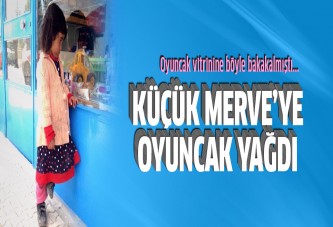 Oyuncak vitrinine bakan Merve'ye oyuncak yağdı