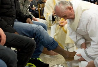 Papa ayak yıkadı