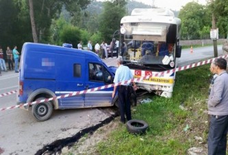 Para nakil aracı otobüsle çarpıştı: 1 ölü, 1 yaralı