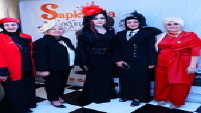 ŞAPKALARIYLA ÇAĞLARINI SELAMLADILAR