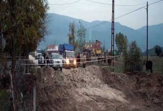 Tarlasından geçen yolu trafiğe kapattı