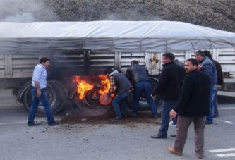 Tatvan'da seyir halinde araç alev aldı