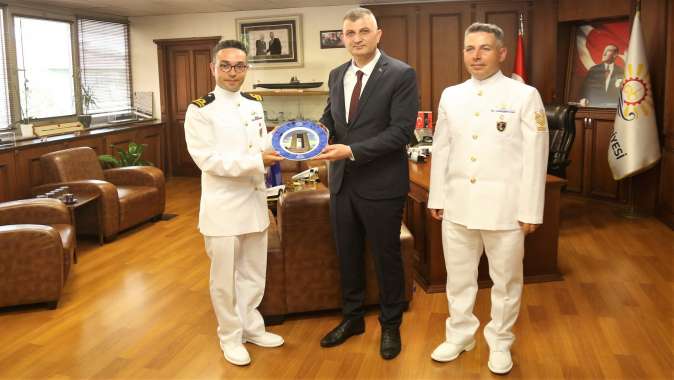 TCG Nusret Mayın Gemisi, 19 Mayıs Atatürk’ü Anma Gençlik ve Spor Bayramı etkinlikleri kapsamında demir attığı Gölcük Donanma Komutanlığı’nda ziyaretçi akınına uğradı.