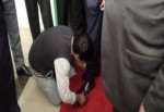 10 yaşındaki çocuk Sağlık Bakanı'nın ayakkabısını fırçaladı