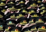42 subay tarafından açılan davalarda, 50 bin TL maddî ve 100 bin TL manevî tazminat talep ediliyor. Subaylar dilekçelerinde, ordudan atıldıktan sonra işsiz kaldıklarını, toplumdan dışlandıklarını ve y