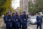Asker Diyarbakır sokaklarında slogan atarak yürüdü