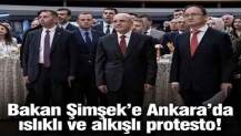 Bakan Mehmet Şimşek, gösteriye 20 dakika geç gelince protesto edildi