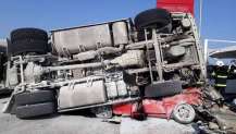 Çakıl yüklü kamyon otomobilin üzerine devrildi: 2 ölü, 1 yaralı