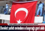 Devlet,şehidin evine asılan bayrağı geri aldı