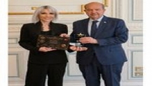 DİLBİLİMCİ DERYA ŞAHİN’E LONDRA’DA ULUSLARARASI BAŞARI ÖDÜLÜ