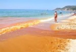 Dünyaca ünlü Kleopatra Plajı kızıla büründü
