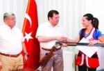 Erdoğan'dan milli atıcı Safiye Sarıtürk'e tüfek
