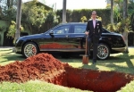 Firavuna özendi, Bentley'ini mezara gömdü