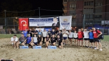 GÖLCÜK’TE PLAJ VOLEYBOLU TURNUVASI BÜYÜKLER KATEGORİSİNDE SONA ERDİ