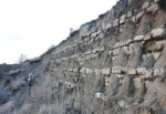 Heyelan, bin 800 yıllık duvarı ortaya çıkardı