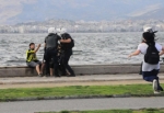 İzmir'de gençleri coplayan üç polis açığa alındı