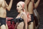 Lady Gaga'nın sütyeni tepki topladı