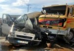 Minibüs ile kamyonet çarpıştı: 20 yaralı