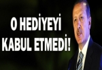 O hediyeyi istemedi!