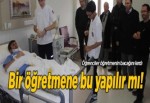 Öğrenciler öğretmenin bacağını kırdı