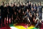 Polisin PKK bayrağı üzerindeki fotoğrafı olay yarattı