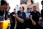Taksim'de polislerden sürpriz doğum günü kutlaması