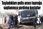 Taşladıkları polis aracı toprağa saplanınca yardıma koştular