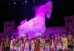 Troya atı 2,5 ton kostümle sahneye çıktı