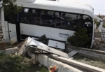 Yolcu otobüsü mezarlığa girdi: 1 ölü