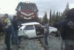 Yük treni otomobili ikiye böldü