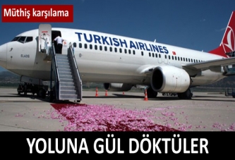 THY uçağını gülsuyu ve güllerle karşıladılar