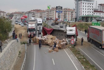 TIR'ın dorsesi devrildi, faciadan dönüldü