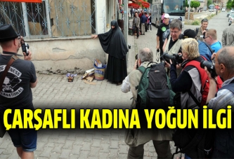 Tokat'ta çarşaflı kadına yoğun ilgi