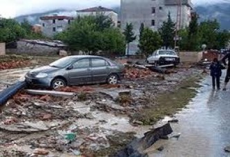 TOKİ'nin "deresel dönüşüm" konutlarını yine su bastı