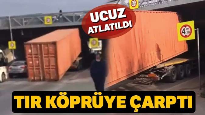 Topkapı’da tır köprüye çarptı, üzerindeki konteyner yola düştü