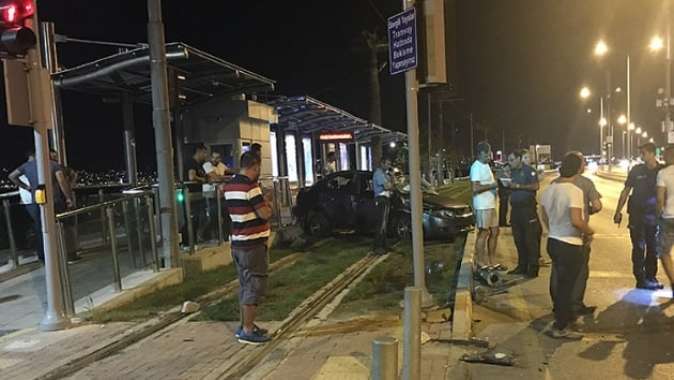 Tramvay durağına giren otomobilin sürücüsü yaralandı