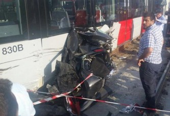 Tramvayla otomobil kafa kafaya çarpıştı