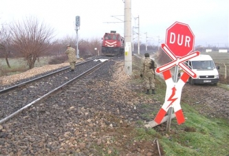 Tren minibüsü biçti; 1 ölü, 6 yaralı