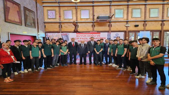 TÜRK EDEBİYATININ KALBİ GÖLCÜK'TE ATIYOR