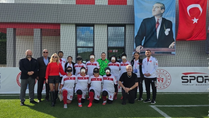 Ünlüler görme engelliler ile futbol maçına çıkıyor